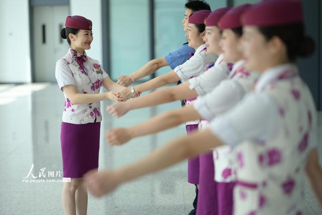 重慶復興號乘務員開展服務禮儀培訓 提升高鐵服務品質